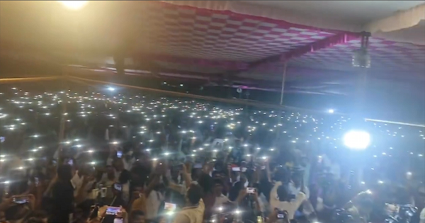 ओवैसी की सभा में बिजली गायब, मोबाइल की रोशनी में हुई तक़रीर