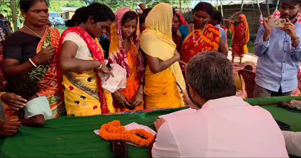 किशनगंज में कांग्रेस का वोट चोरी के खिलाफ हस्ताक्षर अभियान तेज़