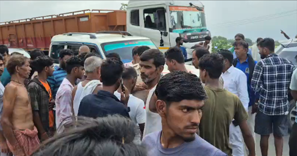 कटिहार में तेज रफ्तार ट्रक ने ऑटो और बाइक को मारी टक्कर