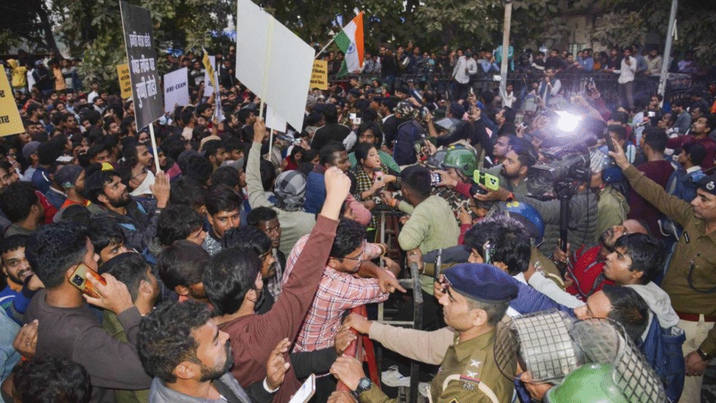 BPSC TRE-4.0 में सीटें बढ़ाने की मांग को लेकर अभ्यर्थियों का उग्र प्रदर्शन