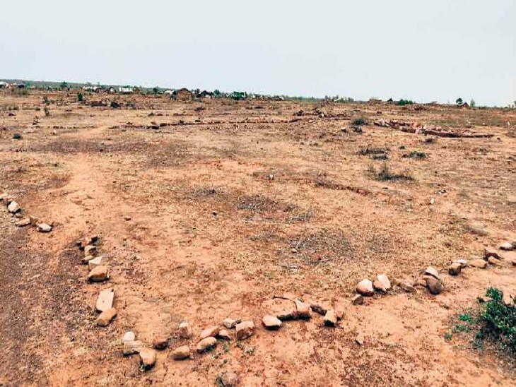 किशनगंज में दलित की पैतृक जमीन पर भूमाफियाओं का कब्जा
