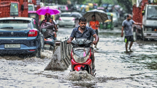 अररिया में मूसलाधार बारिश का कहर: NH-27 धंसी, ट्रक पलटा