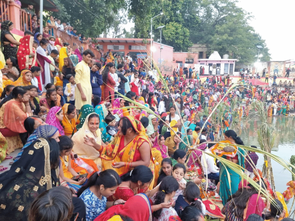 पूर्णिया में छठ पर्व की उमंग चरम पर: सौरा घाट पर व्रतियों की भीड़