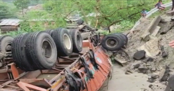 अररिया में मूसलाधार बारिश का कहर: NH-27 धंसी, ट्रक पलटा