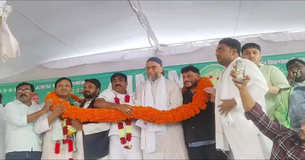 AIMIM प्रत्याशी तौसीफ आलम ने मंच पर पप्पू यादव को दी खुली धमकीAIMIM प्रत्याशी तौसीफ आलम ने मंच पर पप्पू यादव को दी खुली धमकी