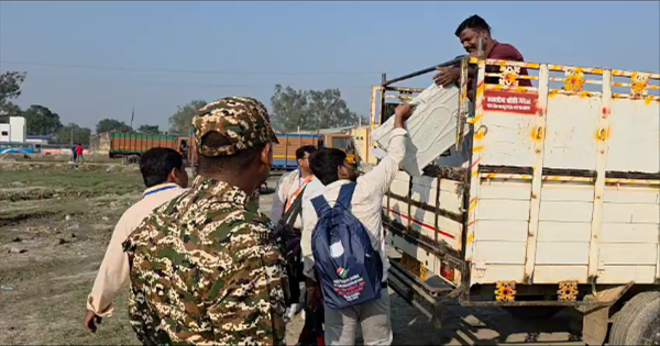 डिस्पैच सेंटर से EVM मशीनों का वितरण जारी