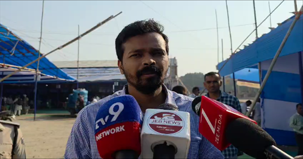 डिस्पैच सेंटर से EVM मशीनों का वितरण जारी