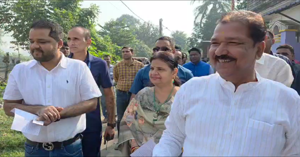 भाजपा प्रदेश अध्यक्ष डॉ. दिलीप कुमार जायसवाल ने डाला वोट