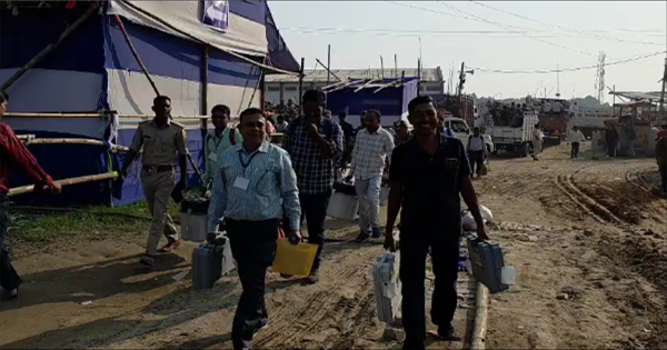 डिस्पैच सेंटर से EVM मशीनों का वितरण जारी