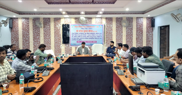 कटिहार में मतदान संपन्न होने के बाद EVM-VVPAT मशीनें स्ट्रॉन्ग रूम में सुरक्षित