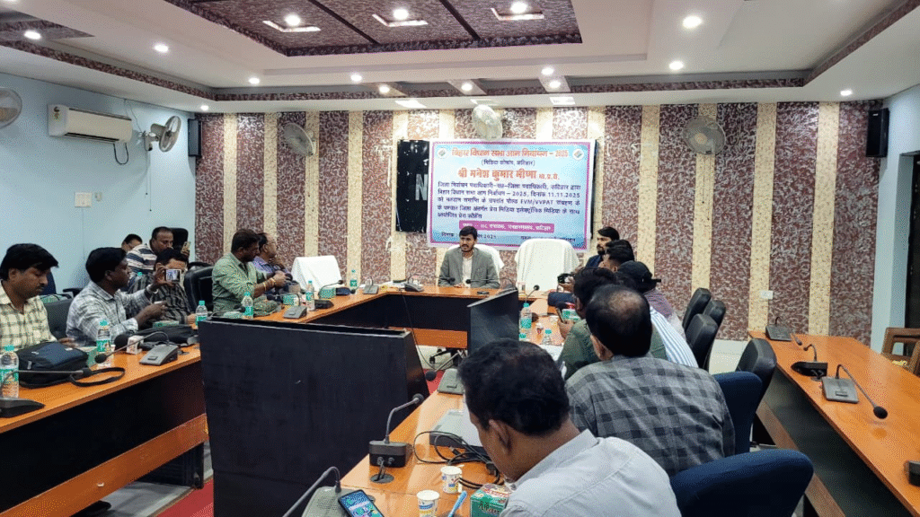 कटिहार में मतदान संपन्न होने के बाद EVM-VVPAT मशीनें स्ट्रॉन्ग रूम में सुरक्षित