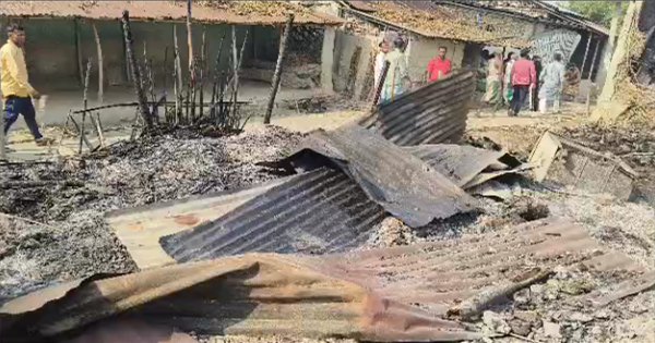 भीषण आग में 10 परिवारों के घर जलकर राख