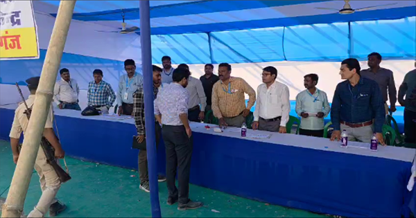 डिस्पैच सेंटर से EVM मशीनों का वितरण जारी