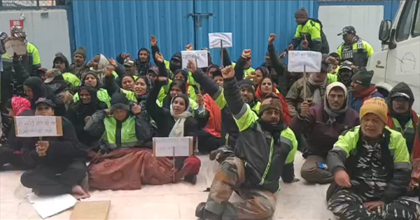 किशनगंज सदर अस्पताल के सुरक्षाकर्मी अनिश्चितकालीन हड़ताल पर