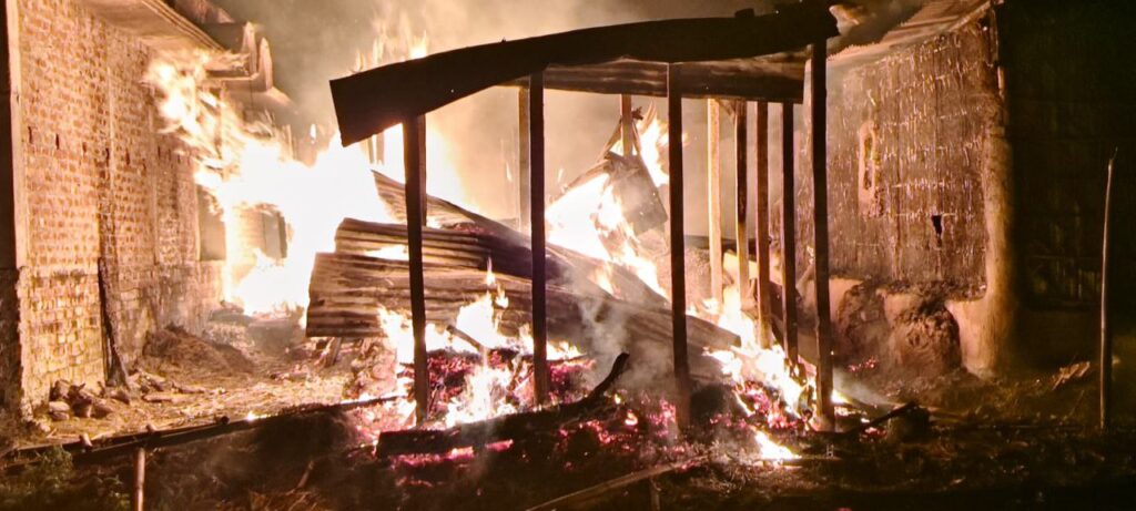 किशनगंज में भीषण आग: तीन परिवारों के घर-मवेशी जलकर राख