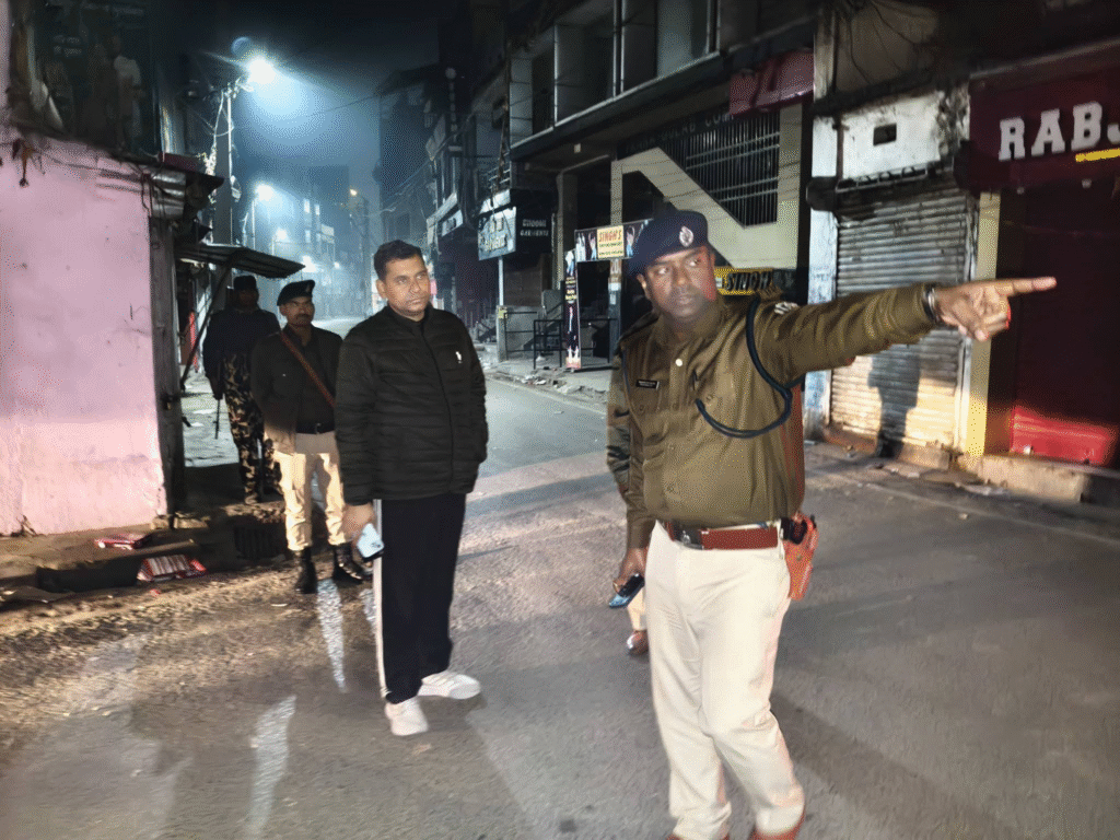 किशनगंज में एसपी संतोष कुमार का औचक रात्रि निरीक्षण