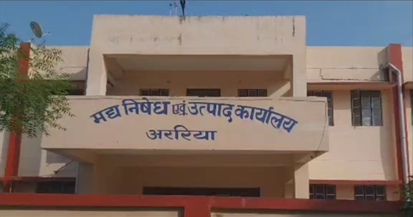 अररिया में शराब तस्करों का पीछा, एक्साइज की स्कॉर्पियो पलटी