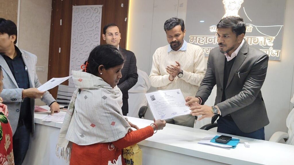 किशनगंज में 78 भूमिहीन परिवारों को मिला जमीन का पट्टा