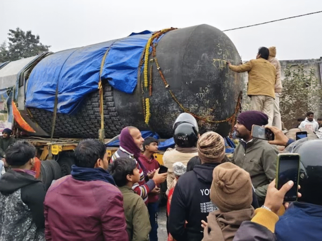 विश्व का सबसे बड़ा शिवलिंग गोपालगंज पहुंचा