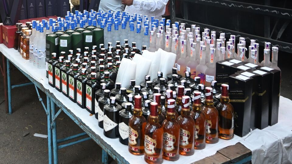 किशनगंज में बड़ी कार्रवाई: 405 लीटर विदेशी शराब के साथ तस्कर गिरफ्तार