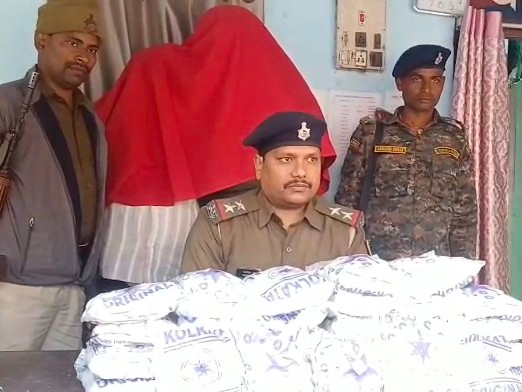 1800 किलो नौशादर और 2.88 लाख नशीली गोलियां बरामद