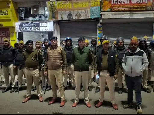 शब-ए-बारात को लेकर किशनगंज में पुलिस हाई अलर्ट, सुरक्षा व्यवस्था मजबूत करने के लिए निकाला गया फ्लैग मार्च