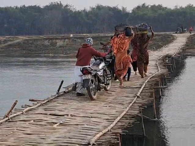 अररिया में परमान नदी पर पुल न बनने से हजारों लोग परेशान