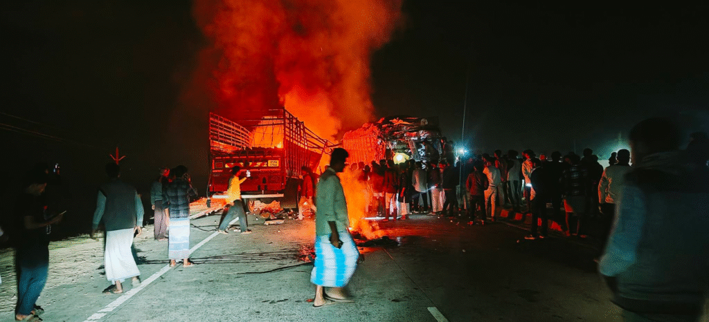 किशनगंज में सड़क हादसा, 100kh की रफ्तार में भिड़े दो ट्रक