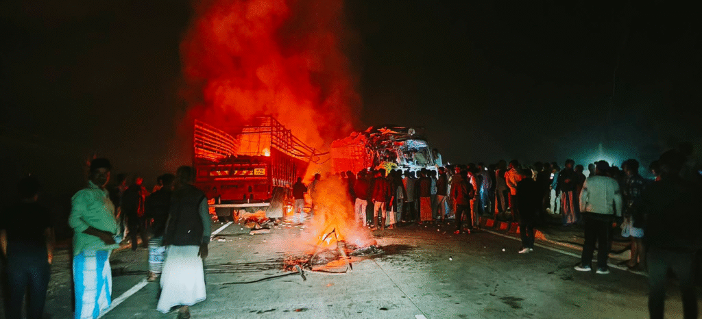 किशनगंज में सड़क हादसा, 100kh की रफ्तार में भिड़े दो ट्रक