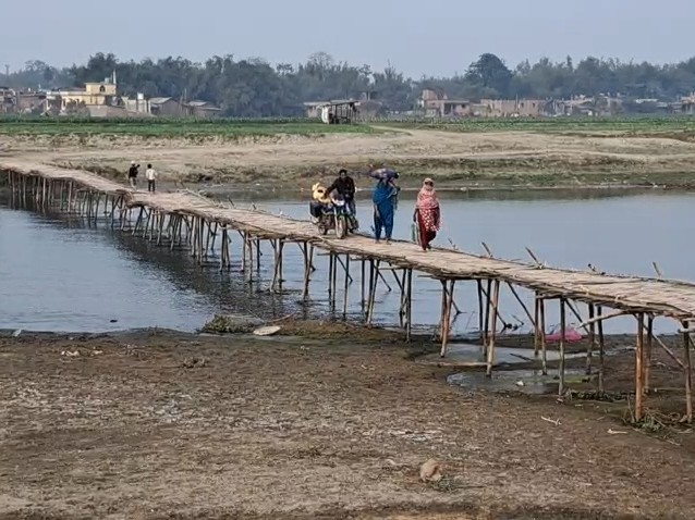 अररिया में परमान नदी पर पुल न बनने से हजारों लोग परेशान