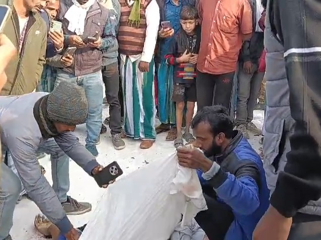 अज्ञात ट्रक की टक्कर से जुगाड़ वाहन पलटा, चालक की मौत