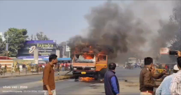 किशनगंज: NH-27 पर प्लाई लदे ट्रक में भीषण आग