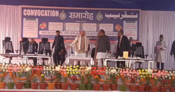 किशनगंज में राज्यपाल, दीक्षांत समारोह में युवाओं से राष्ट्र निर्माण का आह्वान