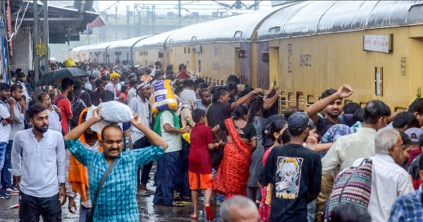 होली से पहले ट्रेनों में मारामारी