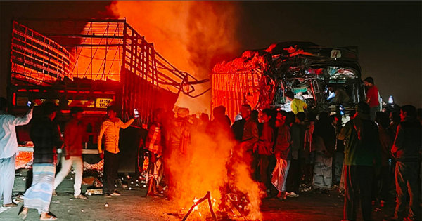 किशनगंज में सड़क हादसा, 100kh की रफ्तार में भिड़े दो ट्रक