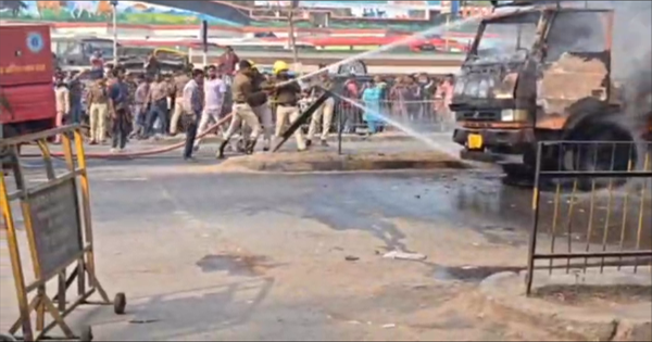 किशनगंज: NH-27 पर प्लाई लदे ट्रक में भीषण आग