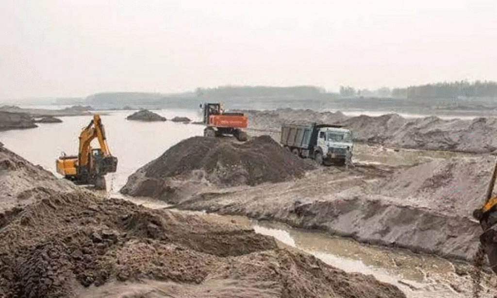 NGT के आदेशों की अनदेखी: किशनगंज के बगलबाड़ी में बड़े पैमाने पर अवैध खनन, प्रशासन पर उठे सवाल