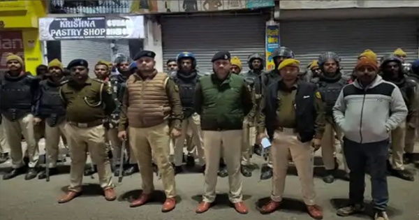 शब-ए-बारात को लेकर किशनगंज में पुलिस हाई अलर्ट, सुरक्षा व्यवस्था मजबूत करने के लिए निकाला गया फ्लैग मार्च