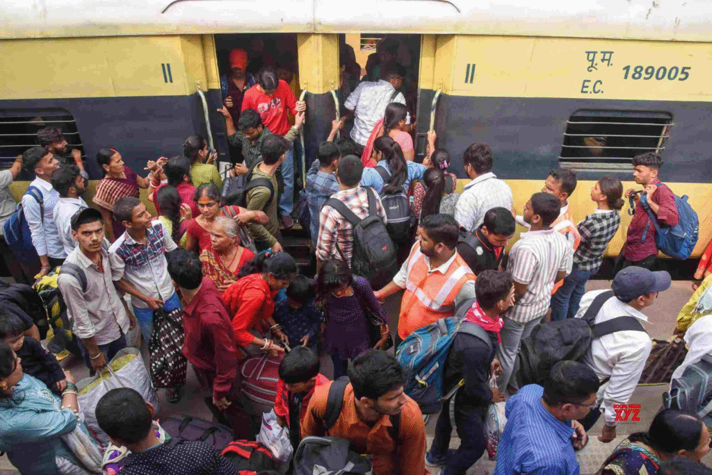 होली से पहले ट्रेनों में मारामारी