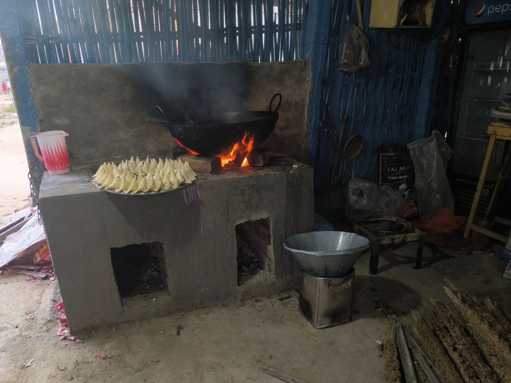  कटिहार में गैस की अफवाहों से बढ़ी घबराहट, होटलों में सिलेंडर स्टॉक