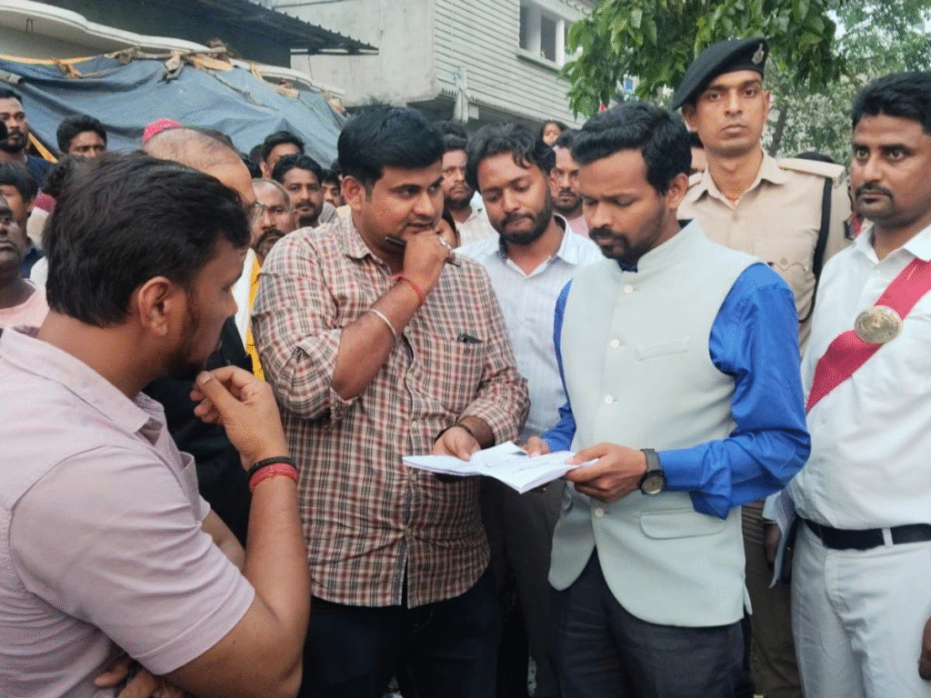 लोहरपट्टी-पिलखाना पुल निर्माण का DM ने किया निरीक्षण