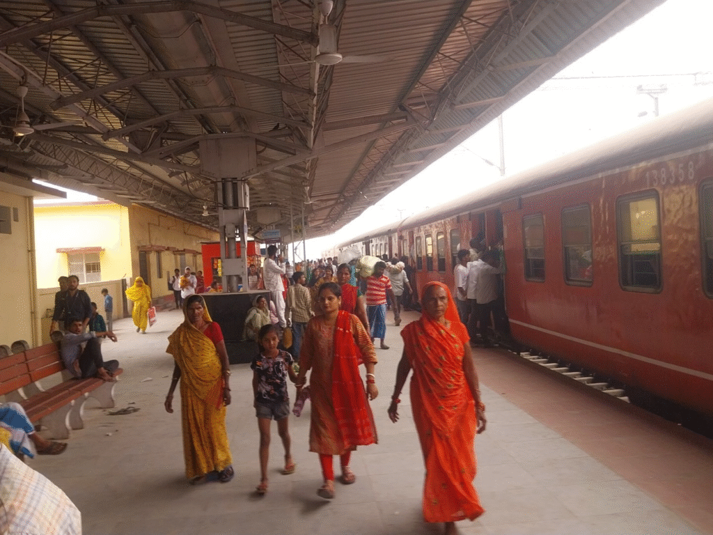 होली के बाद अररिया स्टेशन पर उमड़ी यात्रियों की भीड़