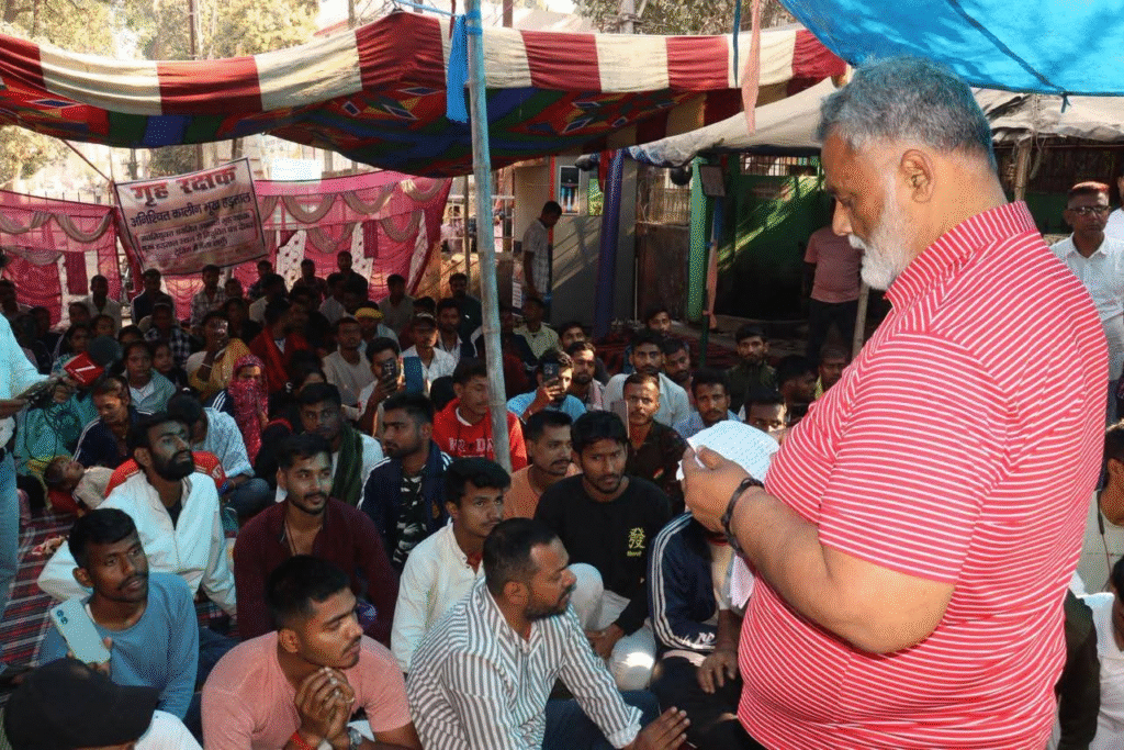 बेगूसराय में भूख हड़ताल पर बैठे होमगार्ड अभ्यर्थियों से मिले पप्पू यादव
