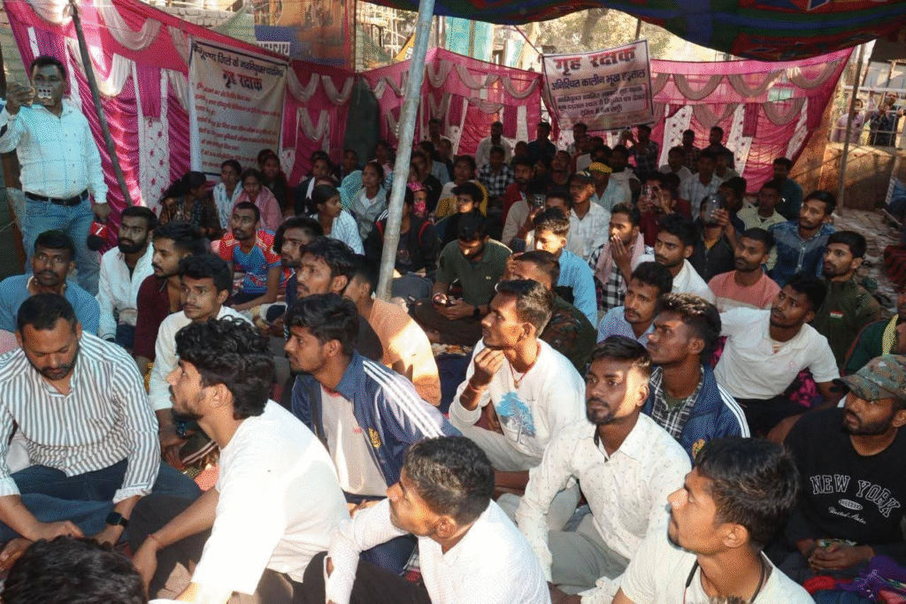 बेगूसराय में भूख हड़ताल पर बैठे होमगार्ड अभ्यर्थियों से मिले पप्पू यादव