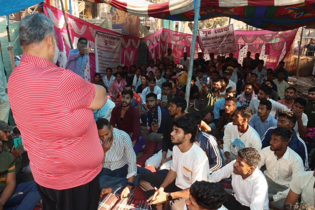 बेगूसराय में भूख हड़ताल पर बैठे होमगार्ड अभ्यर्थियों से मिले पप्पू यादव