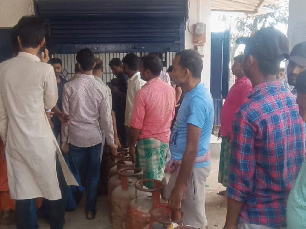 किशनगंज में LPG सिलेंडर की बुकिंग बनी लोगों के लिए मुश्किल
