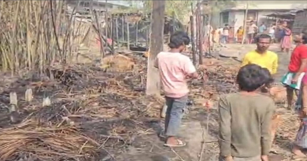 किशनगंज के लौचा गांव में शॉर्ट सर्किट से भीषण आग