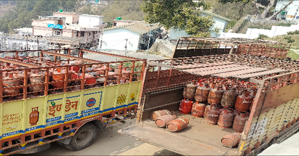  कटिहार में गैस की अफवाहों से बढ़ी घबराहट, होटलों में सिलेंडर स्टॉक