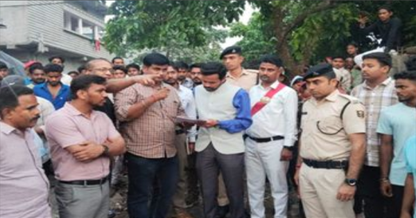 लोहरपट्टी-पिलखाना पुल निर्माण का DM ने किया निरीक्षण