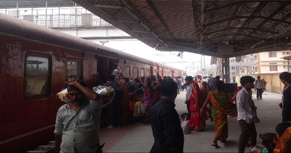 होली के बाद अररिया स्टेशन पर उमड़ी यात्रियों की भीड़